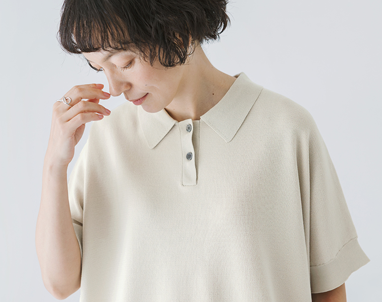 &yarn 洗えるニットポロシャツ グレージュ 胸元寄り