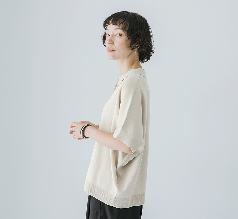 &yarn 洗えるニットポロシャツ グレージュ 上半身寄り横