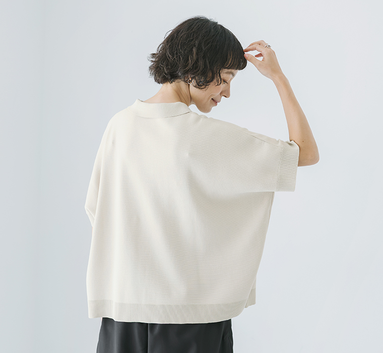 &yarn 洗えるニットポロシャツ グレージュ 上半身寄り後ろ