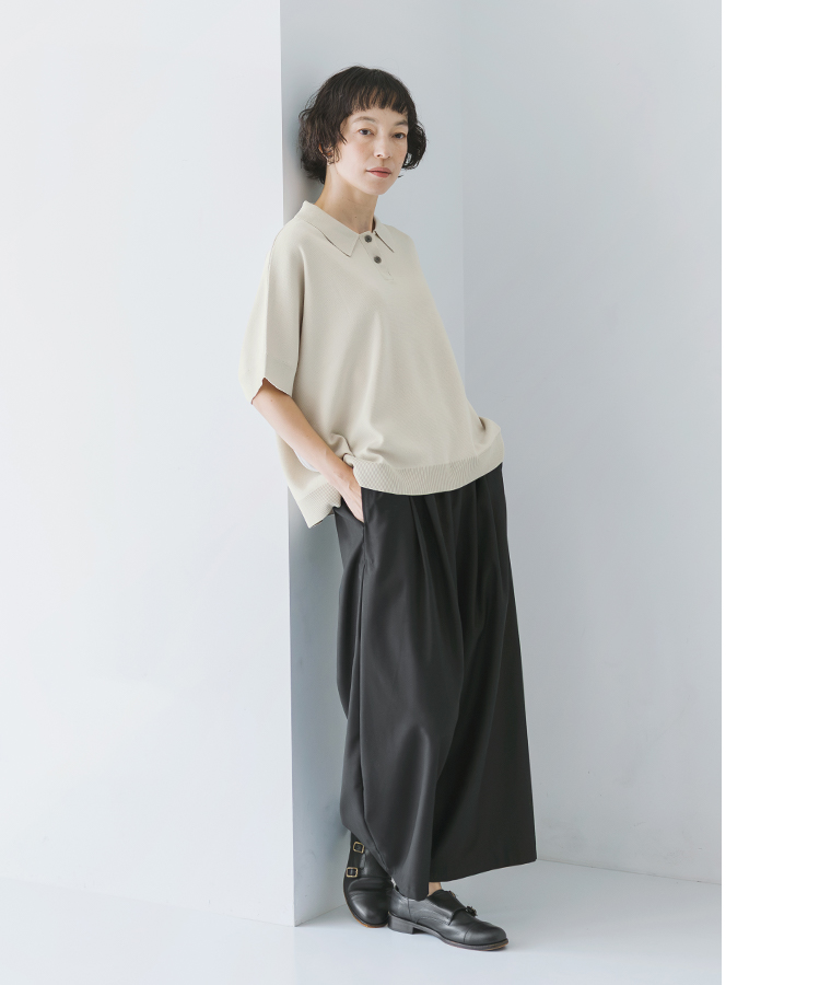 &yarn 洗えるニットポロシャツ グレージュ 全身横