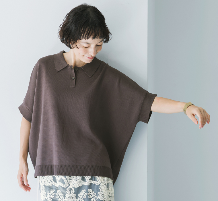 &yarn 洗えるニットポロシャツ コーヒー 上半身寄り前