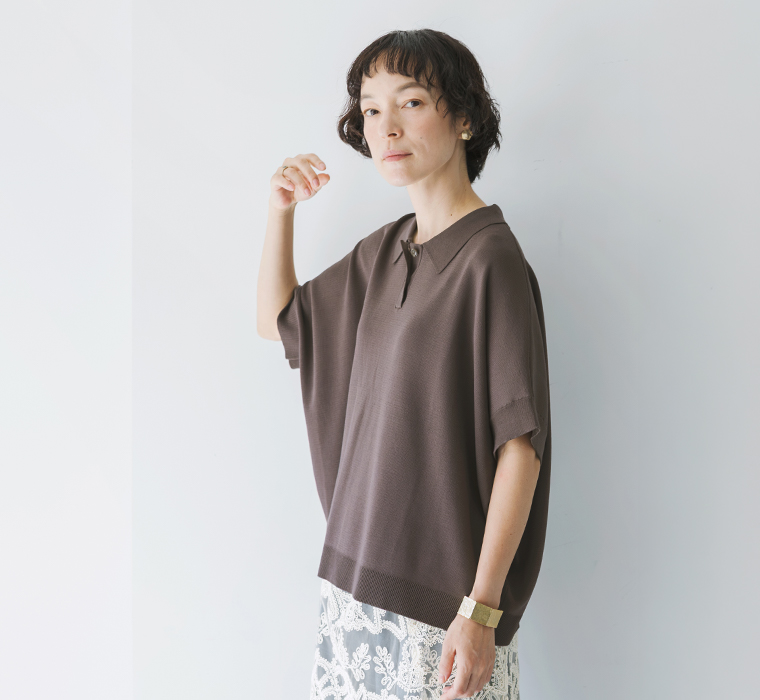 &yarn 洗えるニットポロシャツ コーヒー 上半身寄り横