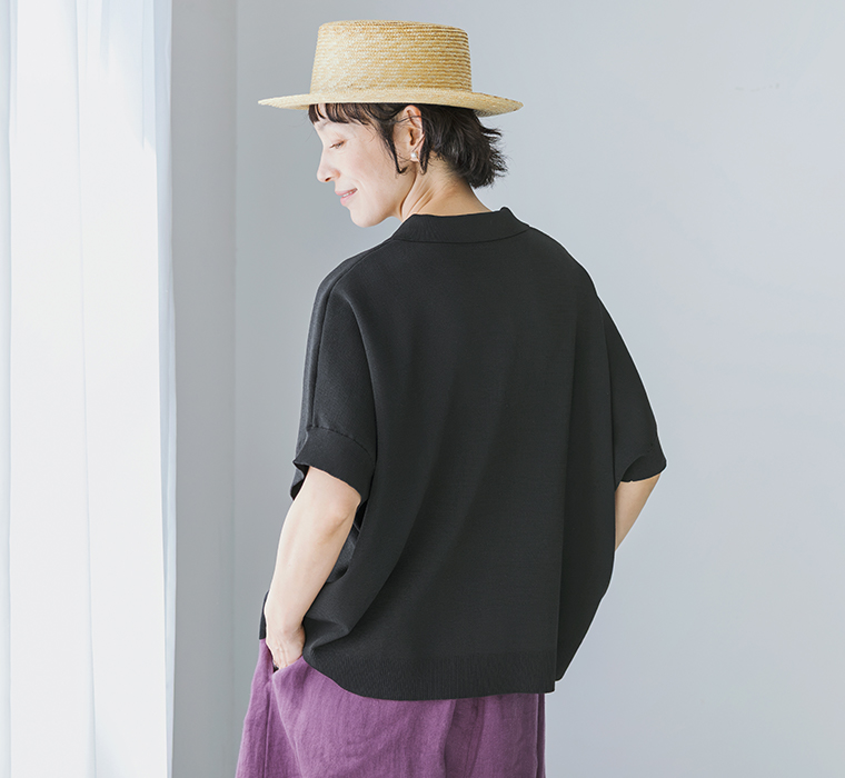 &yarn 洗えるニットポロシャツ ブラック 上半身寄り後ろ