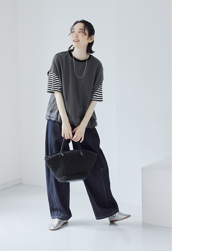 le ciel a temps douxミニミニ裏毛 裾メローTシャツベスト（チャコール）をボーダーTシャツに重ね、デニムパンツと黒のかごバッグを合わせたコーディネート画像