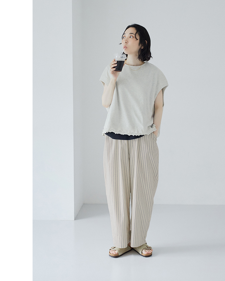 le ciel a temps douxミニミニ裏毛 裾メローTシャツベスト（オートミール）にストライプ柄のプリーツパンツを合わせたコーディネート画像