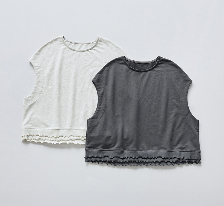 le ciel a temps douxミニミニ裏毛 裾メローTシャツベストのカラー展開（オートミール・チャコール）を並べた商品画像
