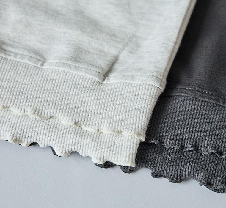 le ciel a temps douxミニミニ裏毛 裾メローTシャツベストの裾リブとメロー仕上げのディテールアップ（オートミール・チャコール）