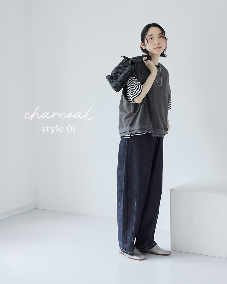 le ciel a temps douxミニミニ裏毛 裾メローTシャツベスト（チャコール）をボーダーTシャツに重ね、デニムパンツと黒のバッグを合わせたコーディネート画像