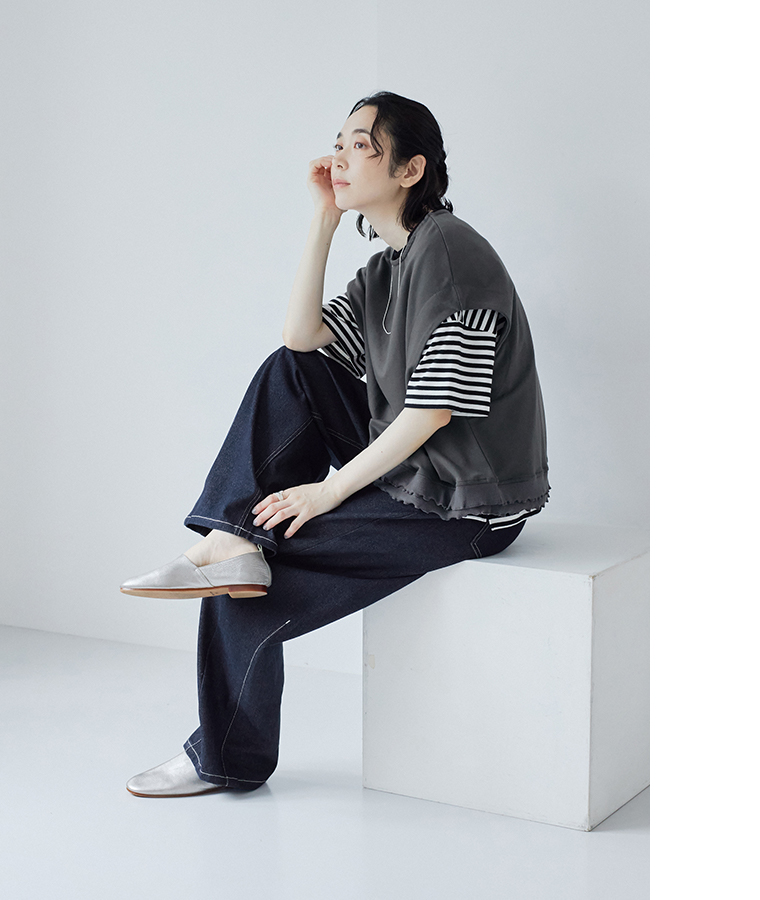 le ciel a temps douxミニミニ裏毛 裾メローTシャツベスト（チャコール）をボーダーTシャツに重ね、デニムパンツとフラットシューズを合わせた着用イメージ画像