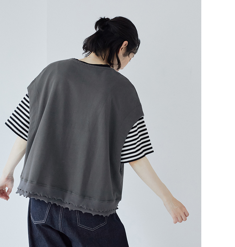 Copilot said:  alt：  le ciel a temps douxミニミニ裏毛 裾メローTシャツベスト（チャコール）のバックスタイル。ボーダーTシャツとのレイヤードやゆったりとしたシルエットがわかる着用画像