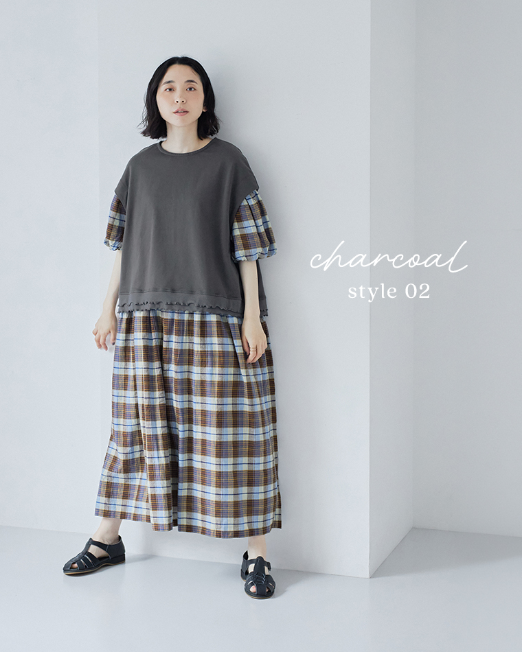le ciel a temps douxミニミニ裏毛 裾メローTシャツベスト（チャコール）をチェック柄ワンピースに重ねたレイヤードコーディネート画像