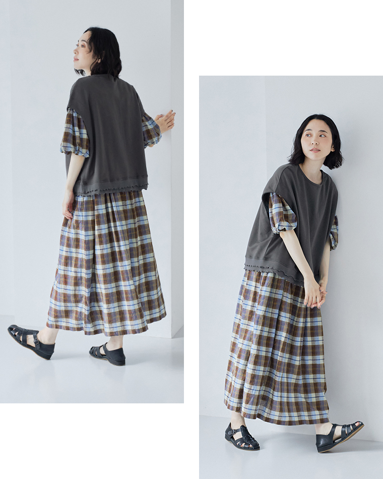 le ciel a temps douxミニミニ裏毛 裾メローTシャツベスト（チャコール）をチェック柄ワンピースに重ねたコーディネート画像。バックスタイルとサイドシルエットを紹介。