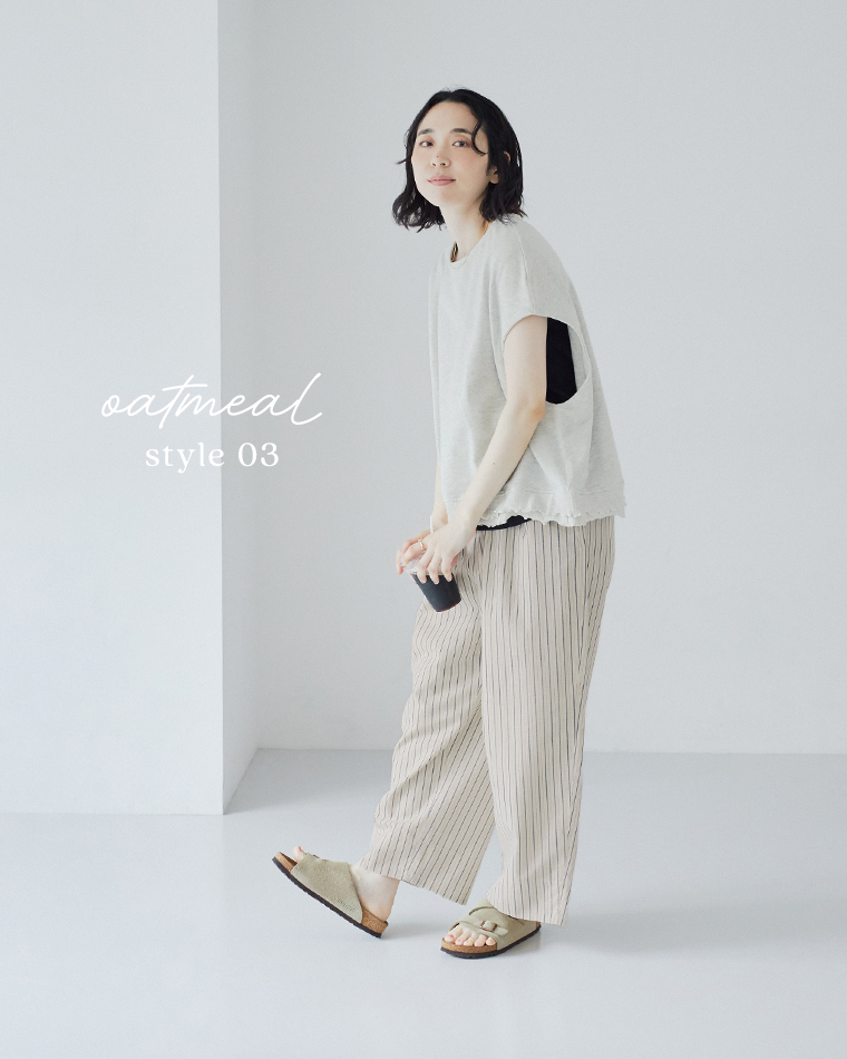 le ciel a temps douxミニミニ裏毛 裾メローTシャツベスト（オートミール）にストライプ柄パンツとサンダルを合わせたナチュラルコーディネート画像