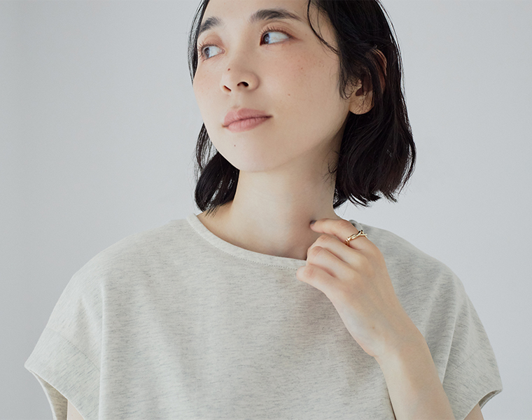 le ciel a temps douxミニミニ裏毛 裾メローTシャツベスト（オートミール）の首元ディテールアップ。やわらかなミニミニ裏毛素材とすっきりとしたクルーネックデザインがわかる着用画像。