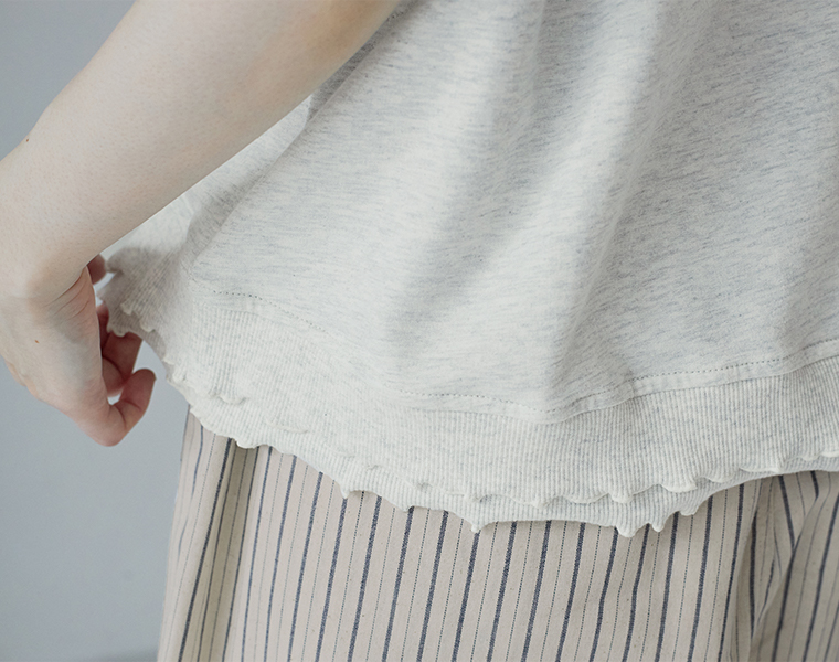 le ciel a temps douxミニミニ裏毛 裾メローTシャツベスト（オートミール）の裾ディテールアップ。リブ素材とメロー仕上げを重ねた立体感のあるデザインがわかる画像。