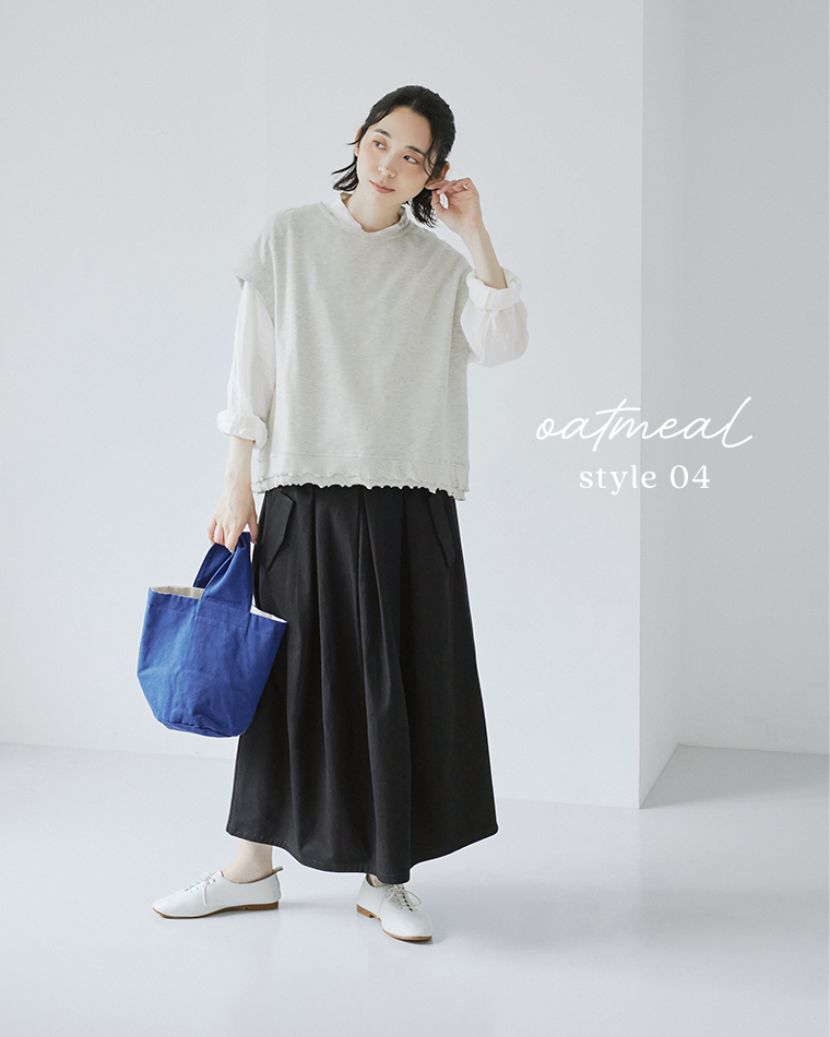 le ciel a temps douxミニミニ裏毛 裾メローTシャツベスト（オートミール）に白シャツと黒のスカートを合わせ、ブルーのバッグを差し色にしたレイヤードコーディネート画像