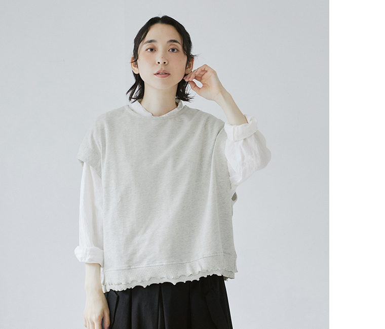 le ciel a temps douxミニミニ裏毛 裾メローTシャツベスト（オートミール）に白シャツと黒のスカートを合わせ、ブルーのバッグを差し色にしたレイヤードコーディネート画像