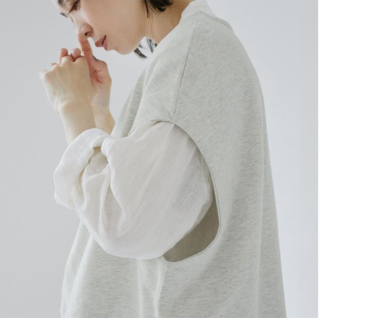 le ciel a temps douxミニミニ裏毛 裾メローTシャツベスト（オートミール）のアームホールディテールアップ。ゆとりのある袖ぐりで、ブラウスやシャツとのレイヤードがしやすいデザイン。