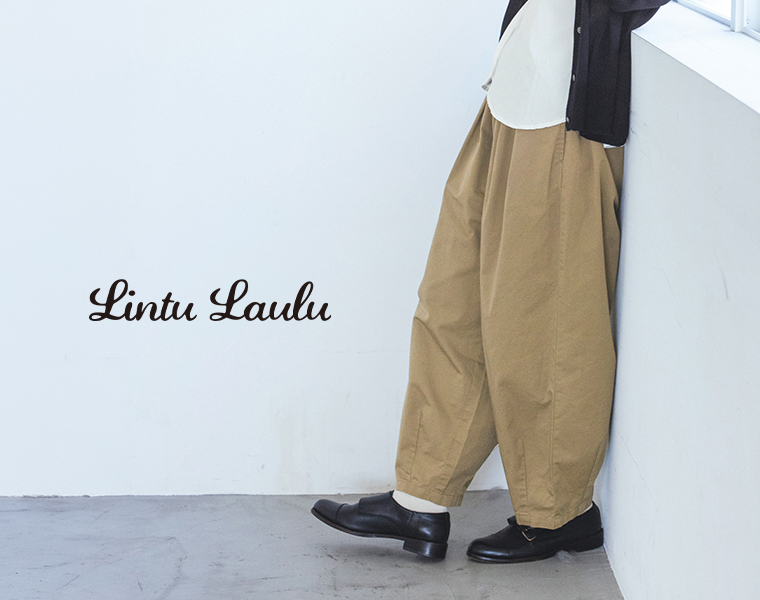 Lintu Laulu いつものまあるいチノパンツを着用した女性モデルの横向きスタイル