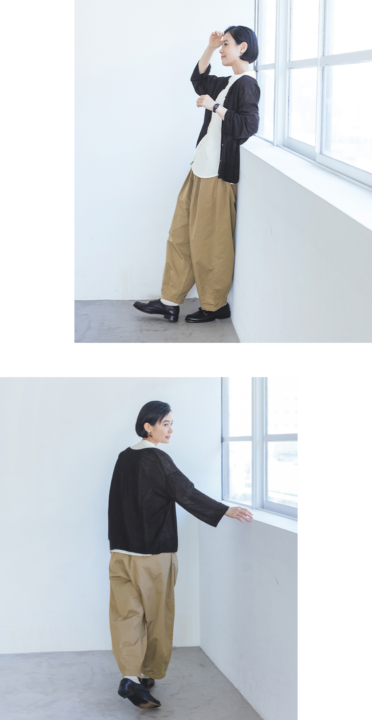 ベージュのいつものまあるいチノパンツを着用した女性モデルの横向きと後ろ姿