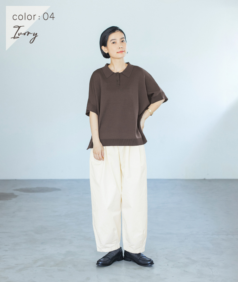アイボリーのいつものまあるいチノパンツにブラウンのポロニットとレザーシューズを合わせた女性モデルの全身スタイル