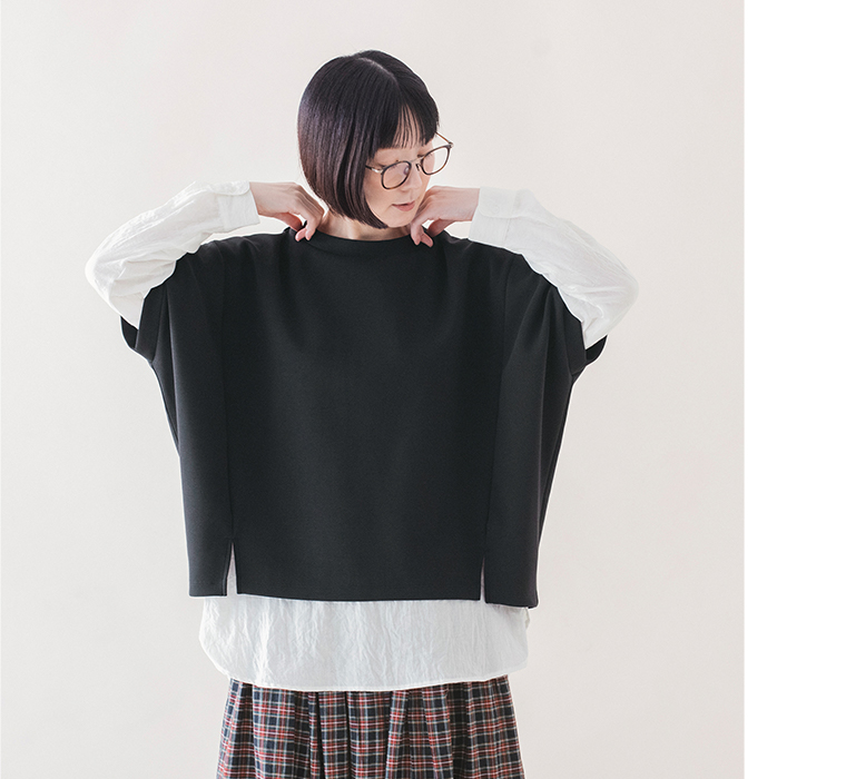 ブラックのカットベストのワイドな身幅と両サイドのスリットがわかる正面の着用画像