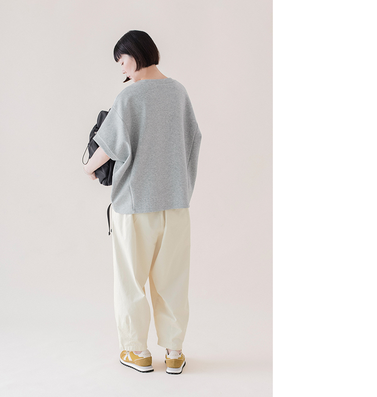 杢グレーのカットベストのゆったりとした後ろ姿と、ヒップにかかる着丈がわかるバックスタイル画像