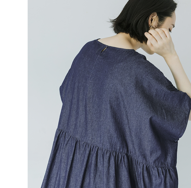 LUPILIEN by natulanピンタックレースデニムワンピースのバックスタイルと涙あきデザイン（インディゴ）
