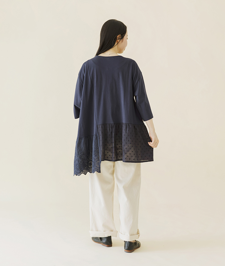 布帛切替6分袖チュニックにホワイトパンツを合わせた、後ろ姿のコーディネート画像