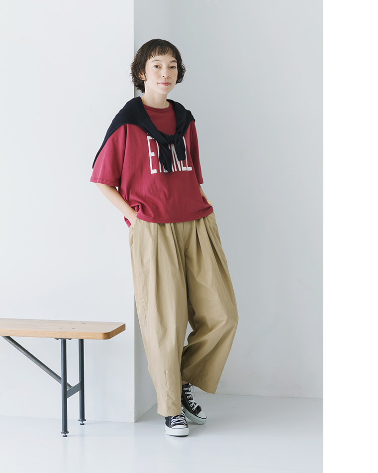 Bliss bunch高密度コーマコットンコクーンワイドパンツを、ロゴTシャツとスニーカーに合わせたベージュのコーディネート画像