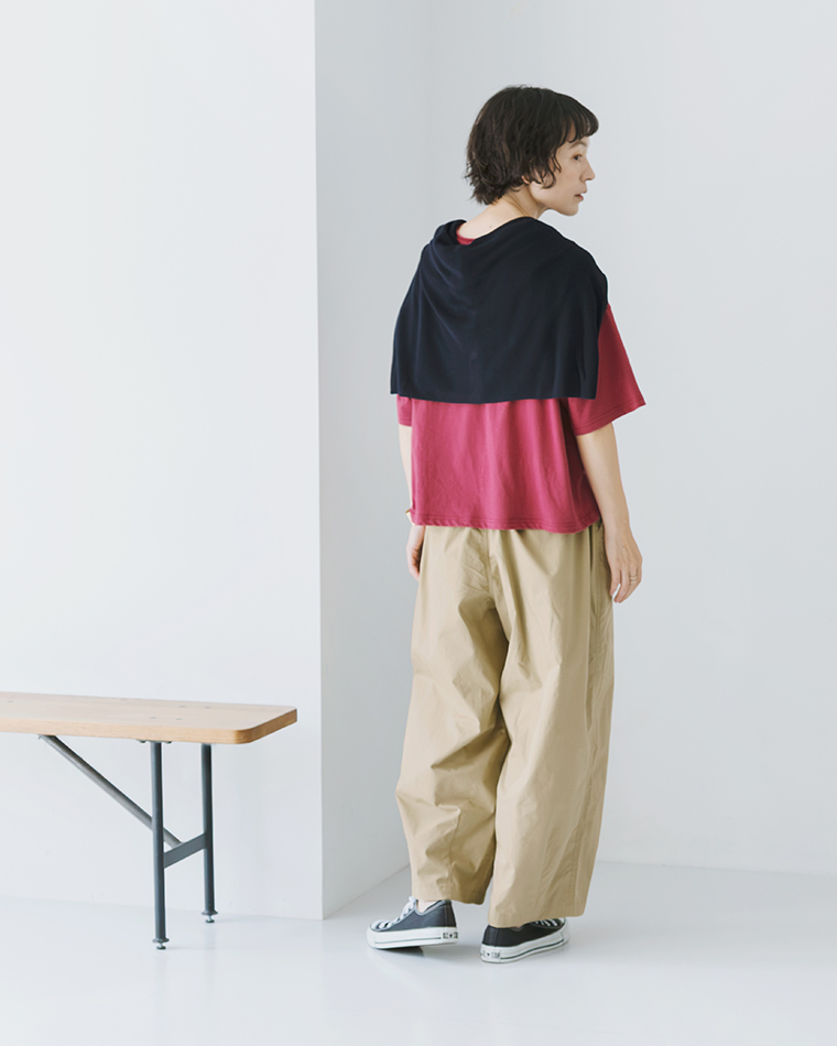Bliss bunch高密度コーマコットンコクーンワイドパンツ（ベージュ）のバックシルエット着用画像