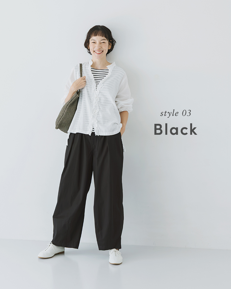 Bliss bunch高密度コーマコットンコクーンワイドパンツ（ブラック）を、白ブラウスとボーダーカットソーに合わせた着用コーディネート画像