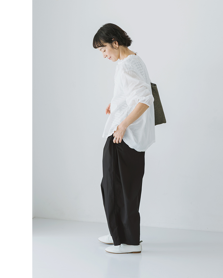 Bliss bunch高密度コーマコットンコクーンワイドパンツ（ブラック）のサイドシルエット着用画像