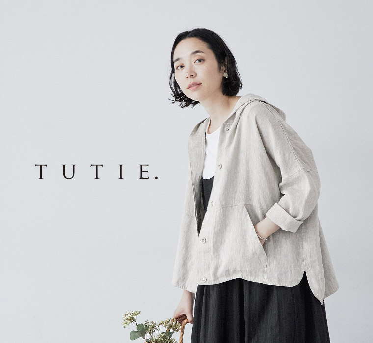 TUTIE. 大人に似合う贅沢リネンパーカーを着用した女性モデル