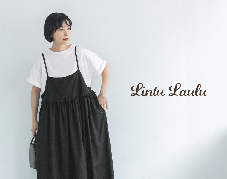Lintu Laulu ブラックのジャンパースカートを着用した女性モデルのスタイル