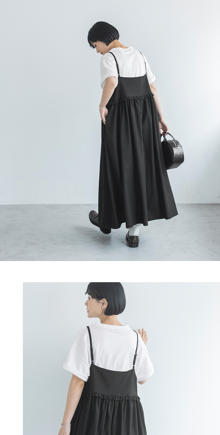 ブラックのジャンパースカートを着用した女性モデルの後ろ姿とストラップのアップ