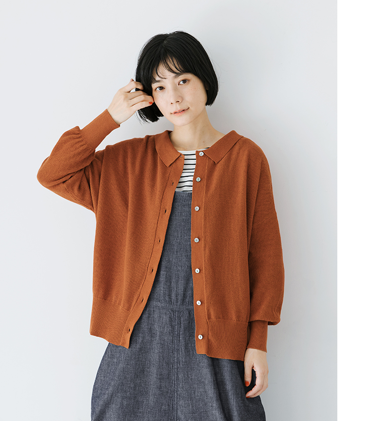 ista-ireごきげん2wayポロカーディガン（オレンジ）をボーダートップスとサロペットに合わせたコーディネート画像