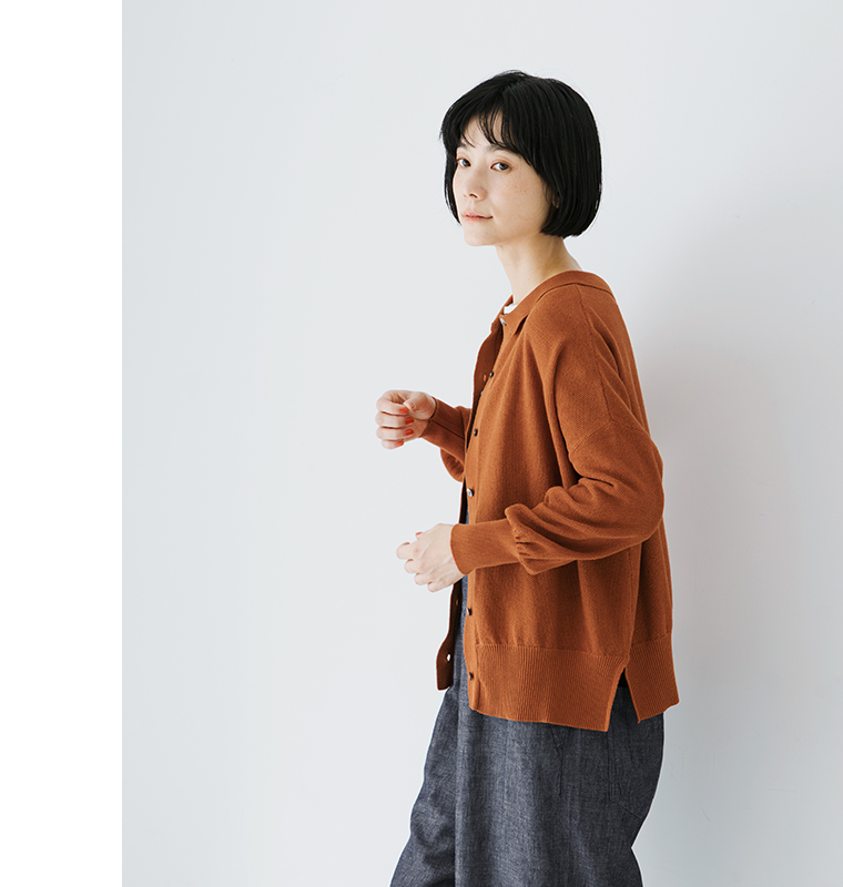 ista-ireごきげん2wayポロカーディガン（オレンジ）のサイドシルエットと裾スリットのデザインがわかる着用画像