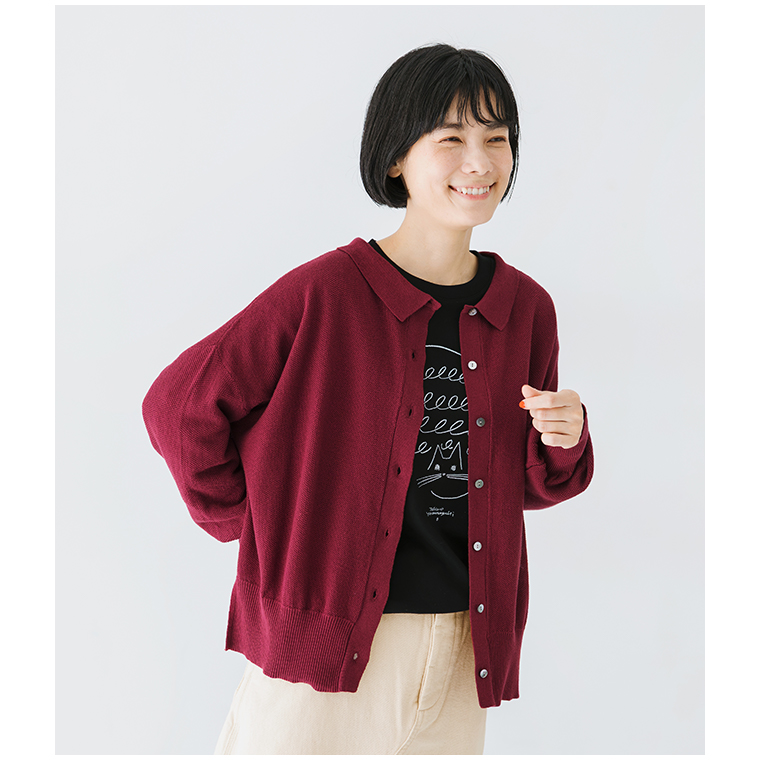 ista-ireごきげん2wayポロカーディガン（バーガンディ）のポロ襟デザインとゆったりとしたシルエットがわかる着用画像