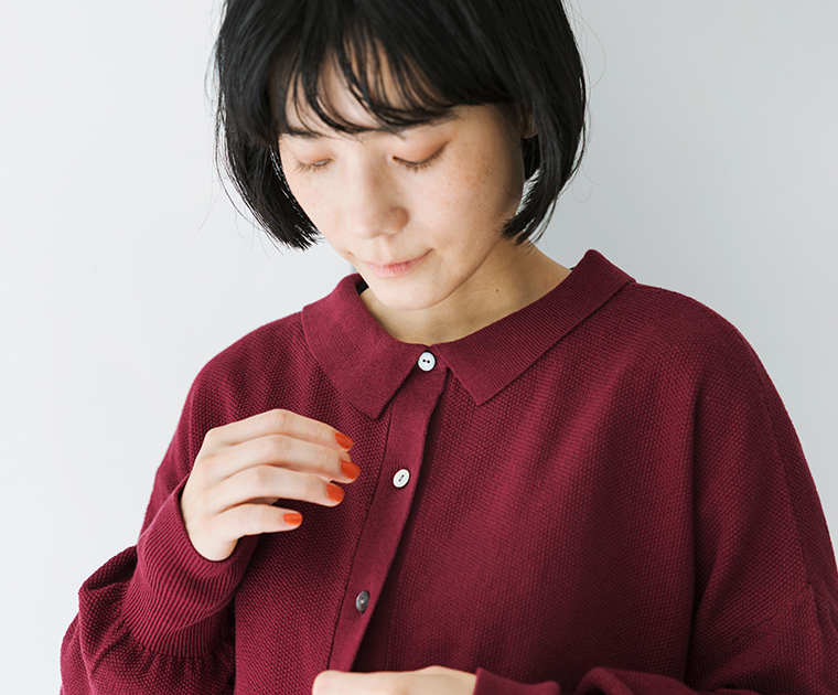 ista-ireごきげん2wayポロカーディガン（バーガンディ）のポロ襟デザインと鹿の子編み素材がわかる着用アップ画像