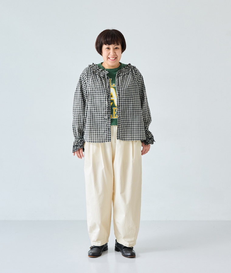 Lintu Laulu いつものまあるいチノパンツ スタッフ着用 アイボリー 全身前