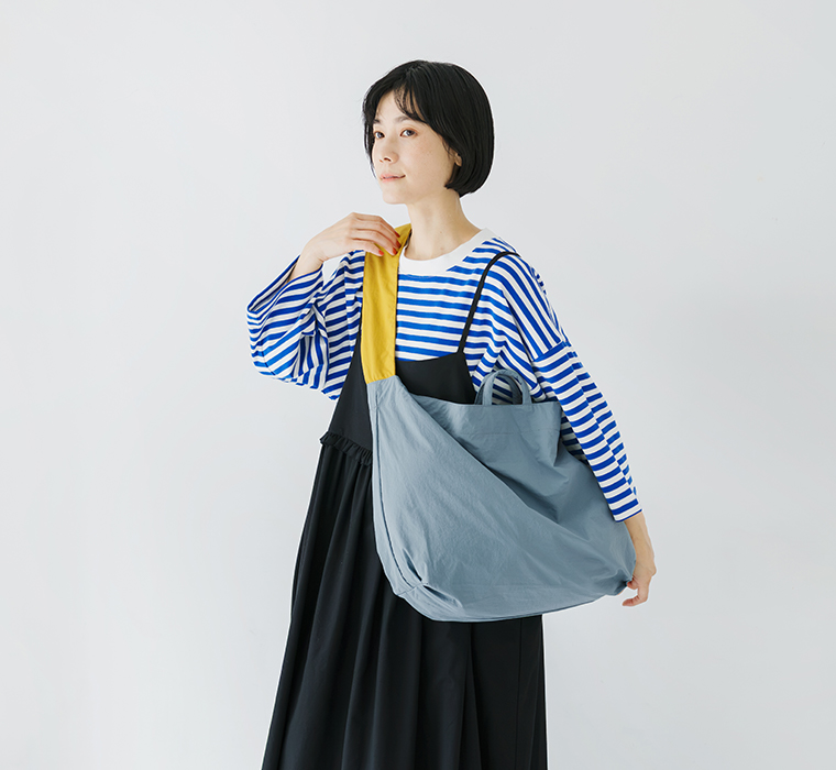 ナイロンリップストラップトートを肩掛けした着用画像