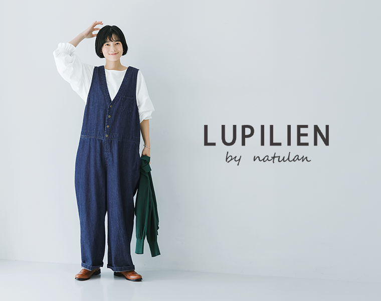 LUPILIEN by natulan サロペットとブラウスのコーデセットを着用したモデルの全身スタイル