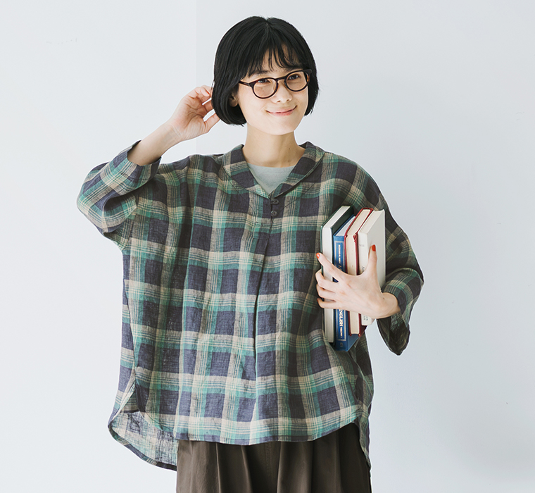 &yarn 100％リネンチェックショールカラーブラウス ネイビー×グリーン 上半身寄り