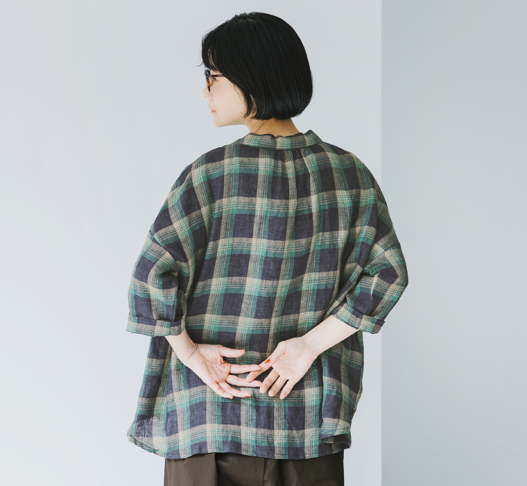 &yarn 100％リネンチェックショールカラーブラウス ネイビー×グリーン 上半身寄り後ろ