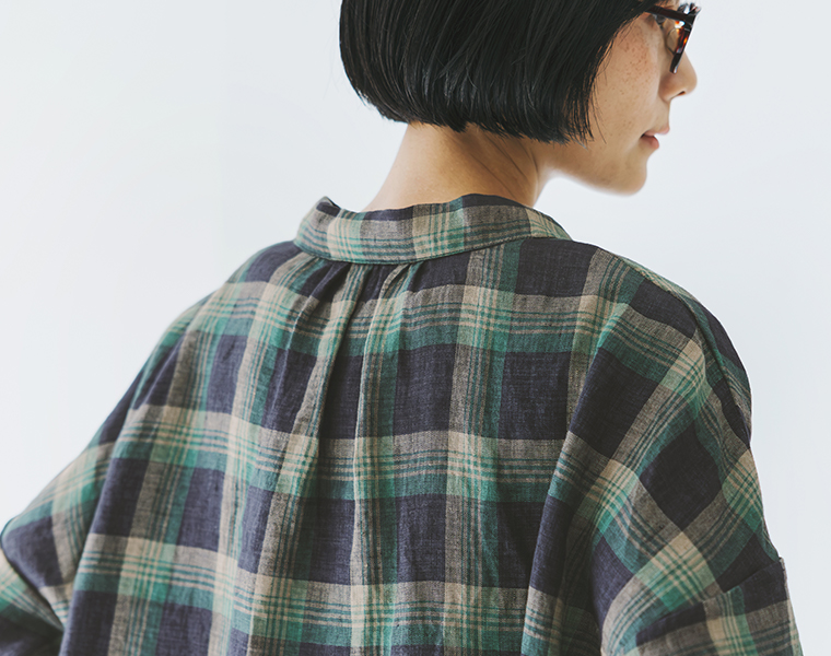 &yarn 100％リネンチェックショールカラーブラウス ネイビー×グリーン 首元寄り後ろ
