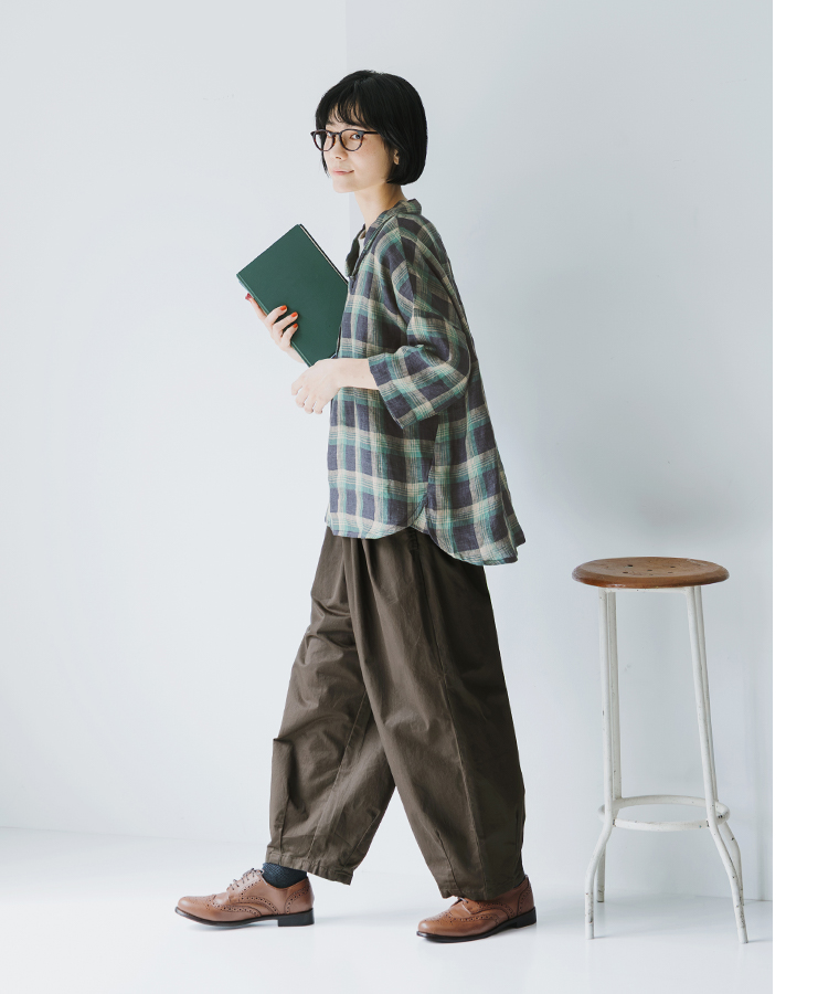 &yarn 100％リネンチェックショールカラーブラウス ネイビー×グリーン 全身横