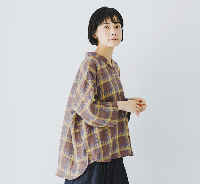 &yarn 100％リネンチェックショールカラーブラウス ブラウン×イエロー 上半身寄り横