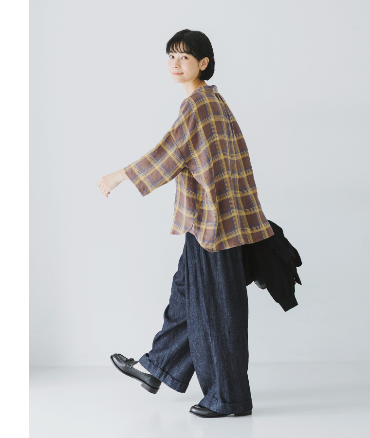 &yarn 100％リネンチェックショールカラーブラウス ブラウン×イエロー 全身後ろ