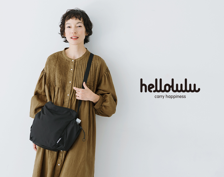 hellolulu REESE ブラックを肩掛けした女性モデルの着用イメージ